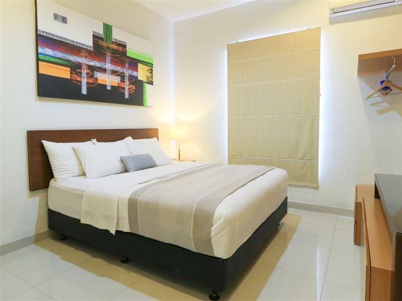 Home Guesthouse Surabaya Exterior photo