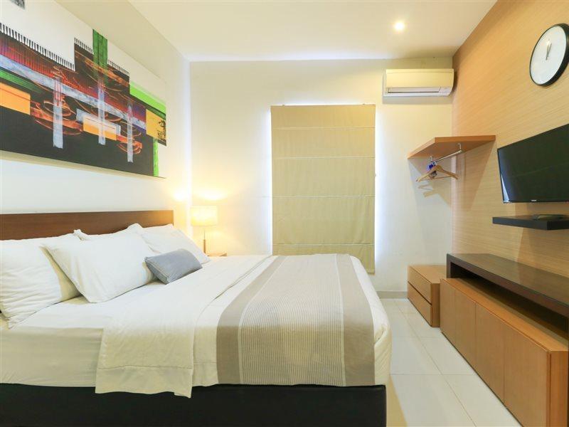 Home Guesthouse Surabaya Exterior photo