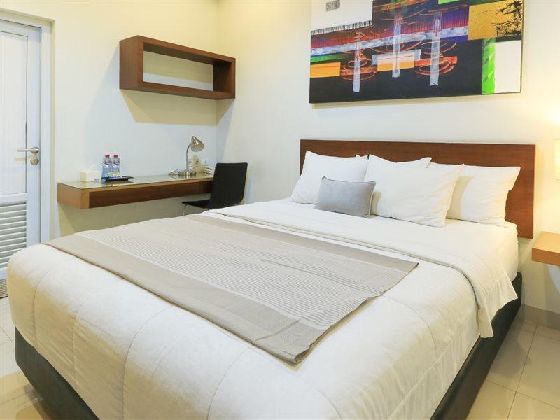 Home Guesthouse Surabaya Exterior photo