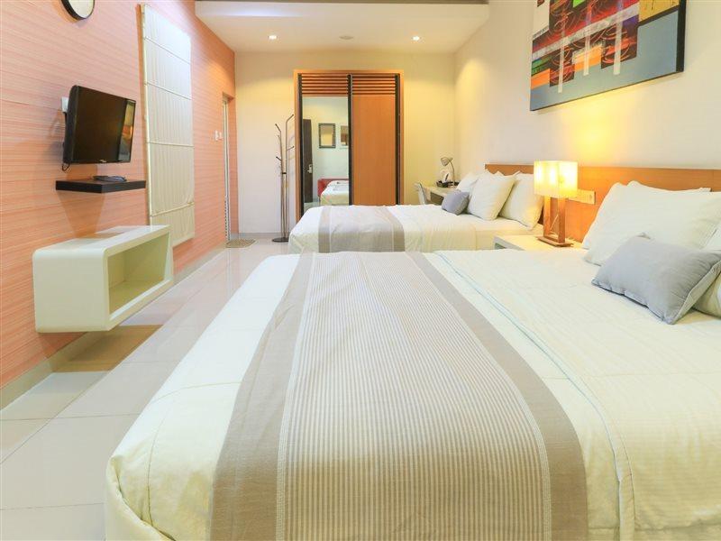 Home Guesthouse Surabaya Exterior photo