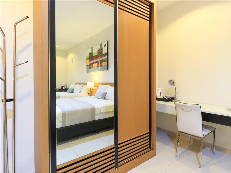 Home Guesthouse Surabaya Exterior photo