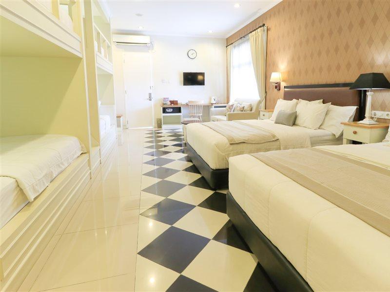 Home Guesthouse Surabaya Exterior photo