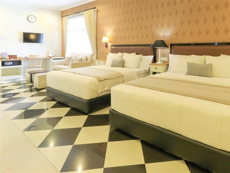Home Guesthouse Surabaya Exterior photo