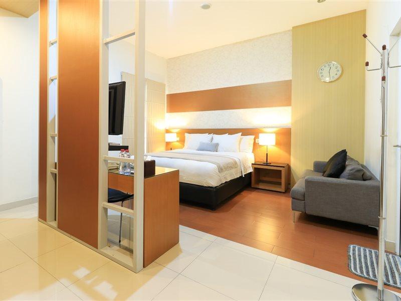 Home Guesthouse Surabaya Exterior photo