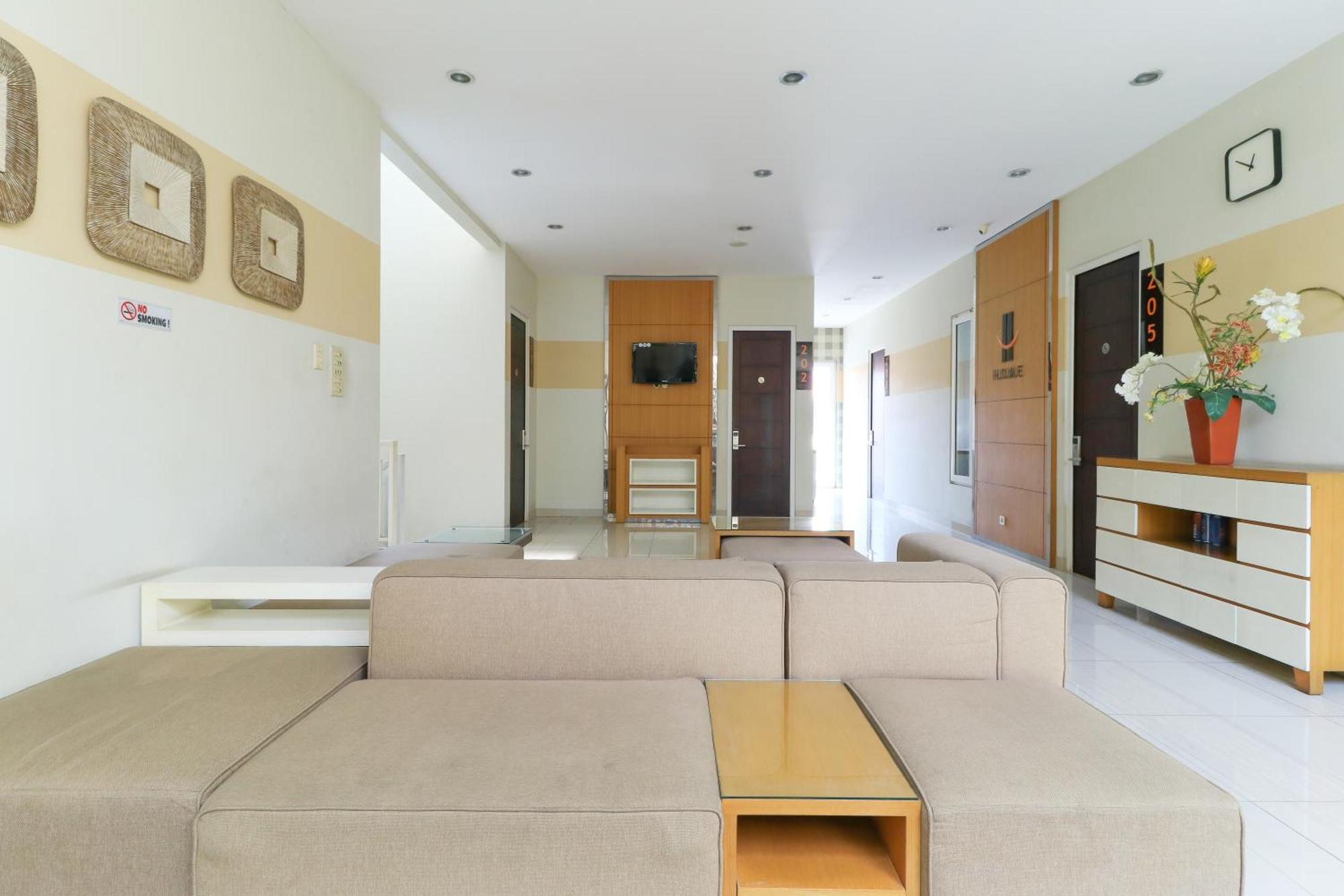 Home Guesthouse Surabaya Exterior photo
