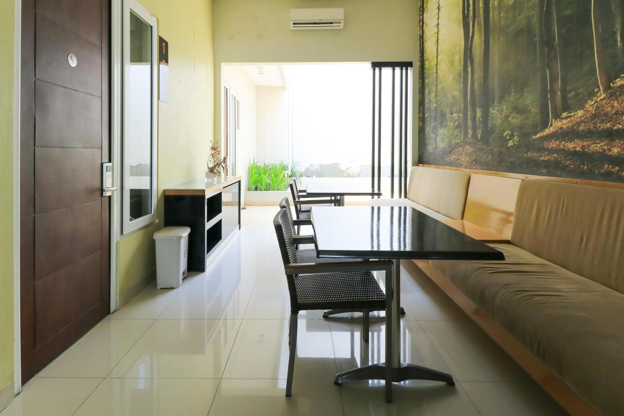 Home Guesthouse Surabaya Exterior photo