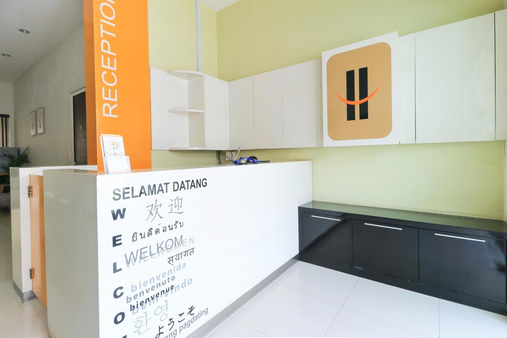 Home Guesthouse Surabaya Exterior photo