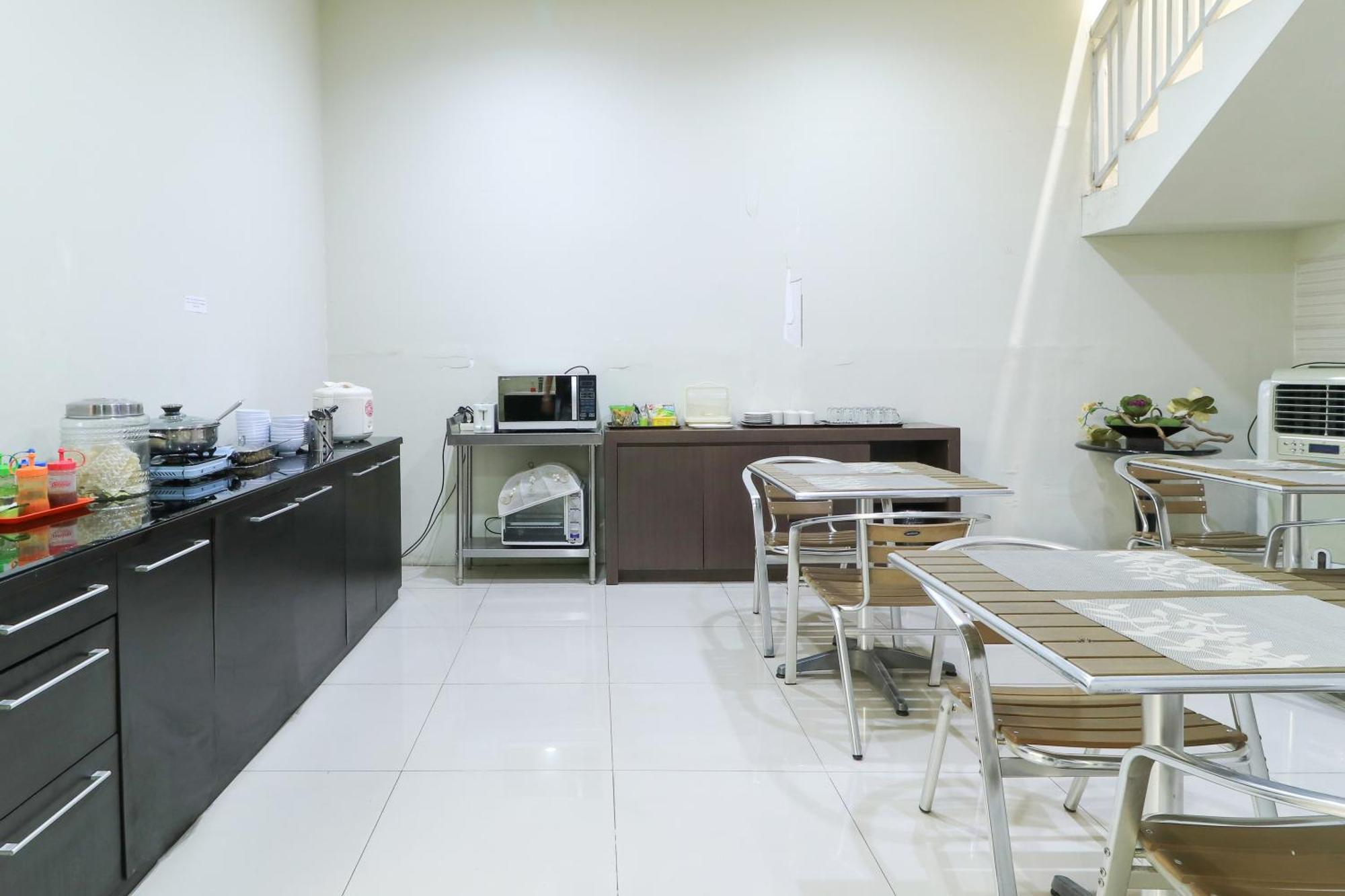 Home Guesthouse Surabaya Exterior photo