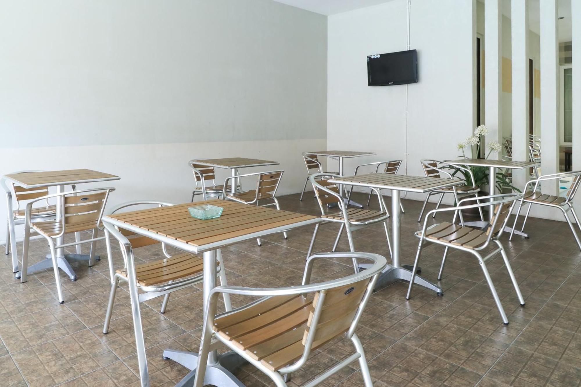 Home Guesthouse Surabaya Exterior photo