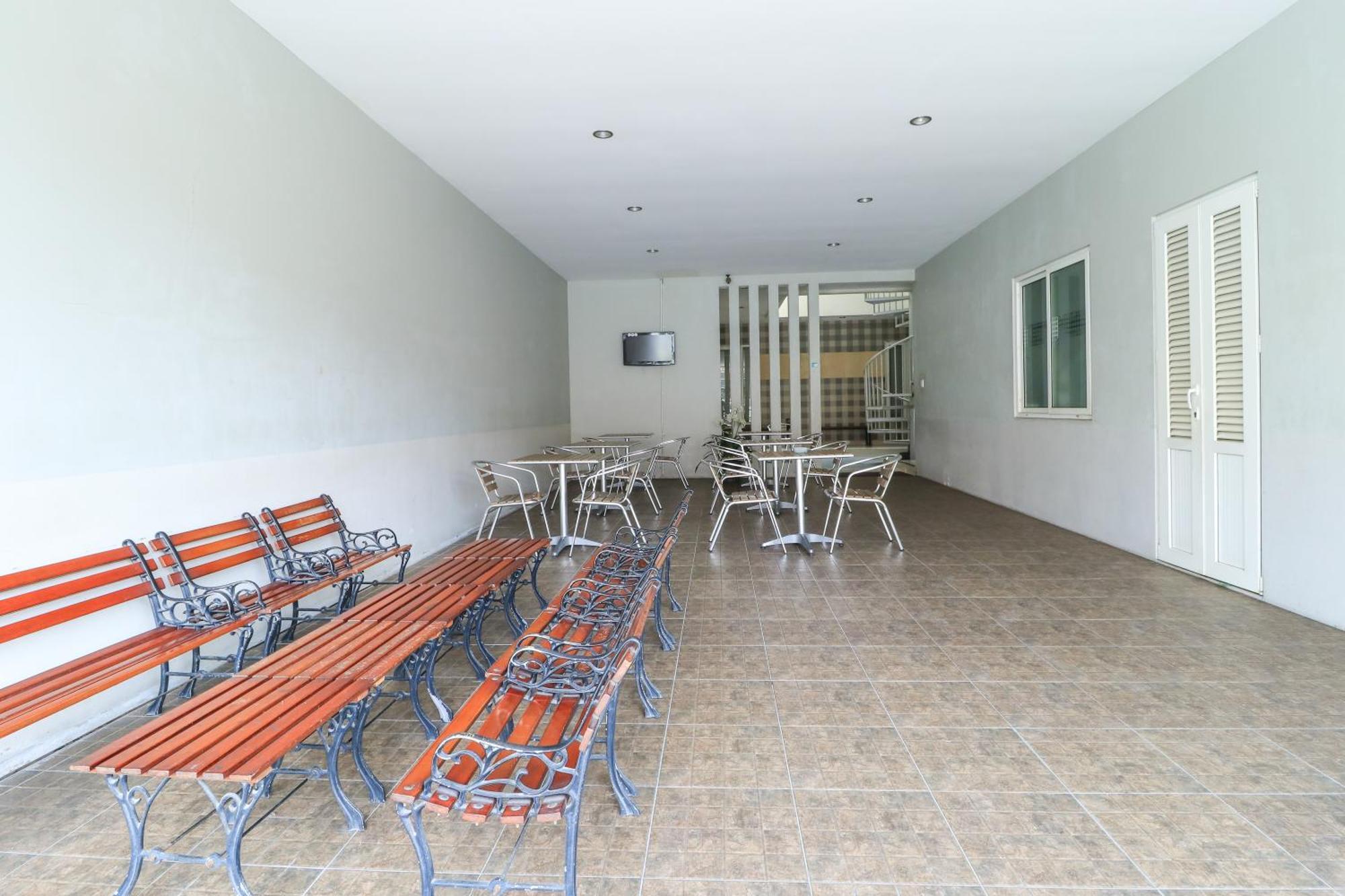 Home Guesthouse Surabaya Exterior photo