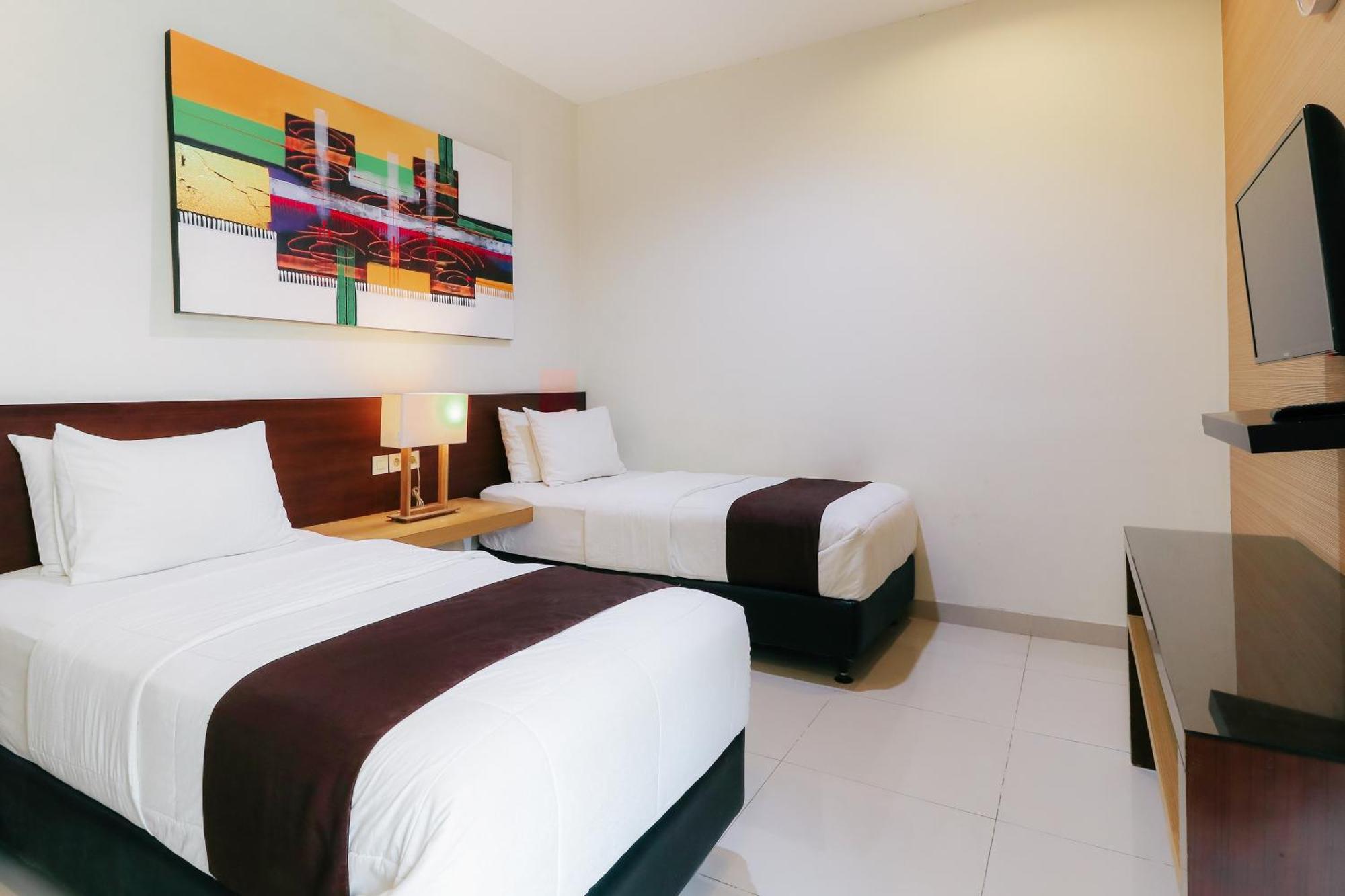 Home Guesthouse Surabaya Exterior photo
