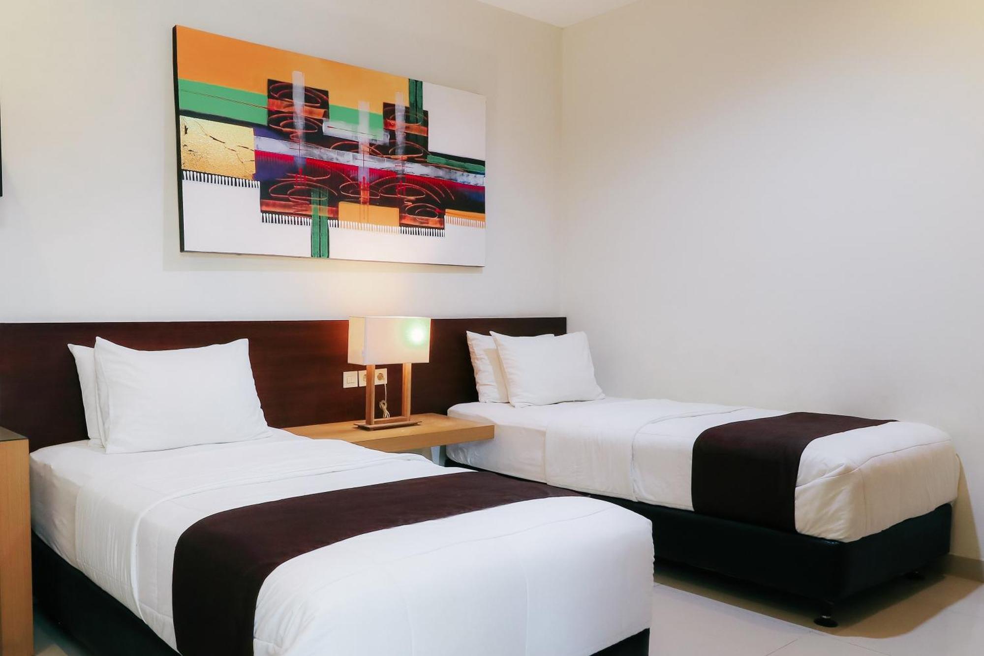 Home Guesthouse Surabaya Exterior photo