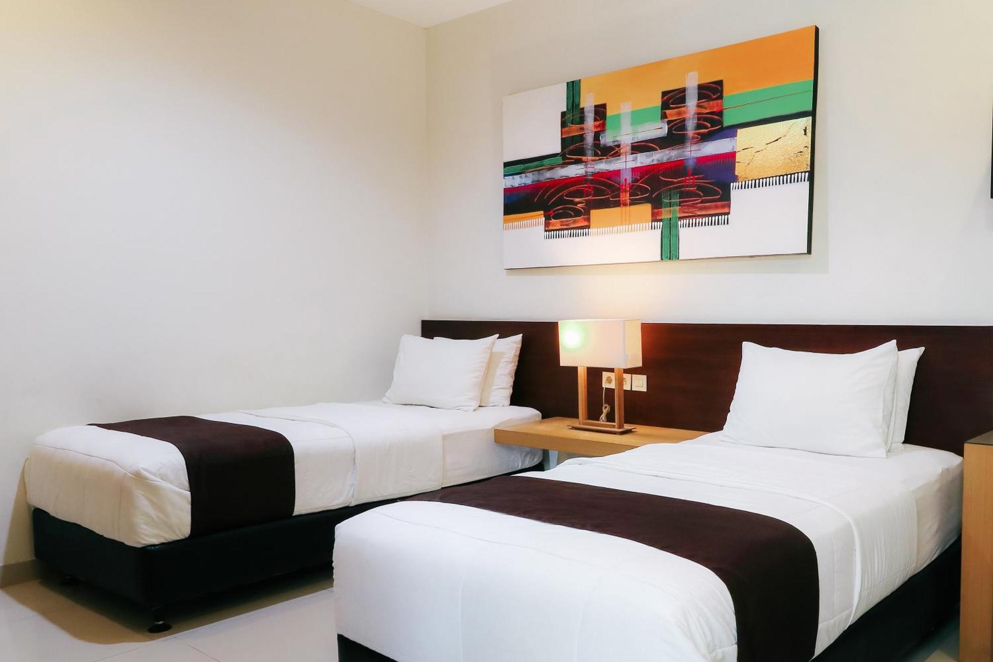 Home Guesthouse Surabaya Exterior photo