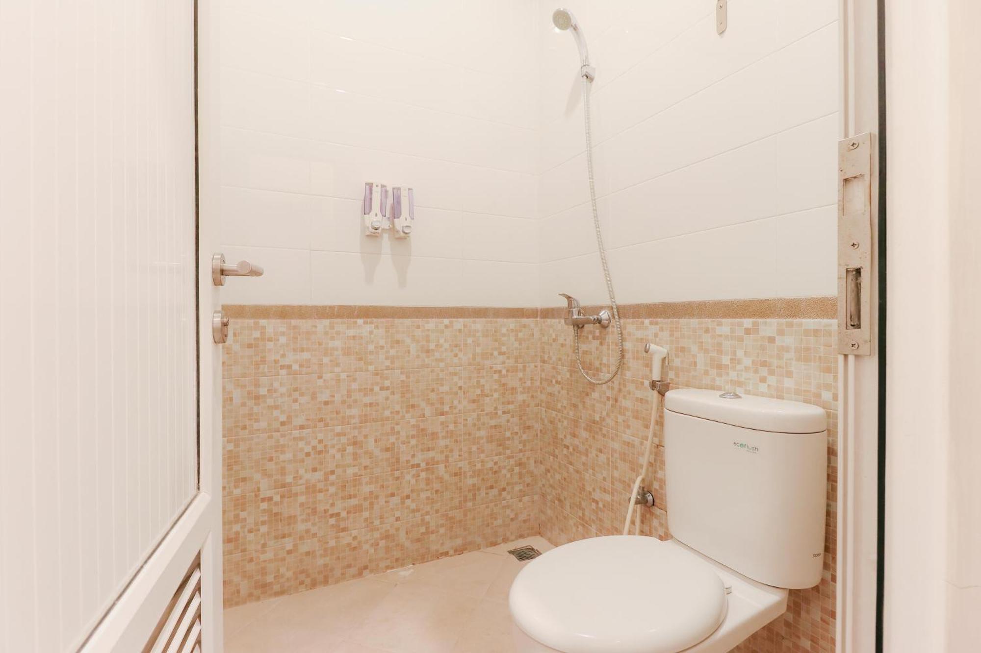Home Guesthouse Surabaya Exterior photo
