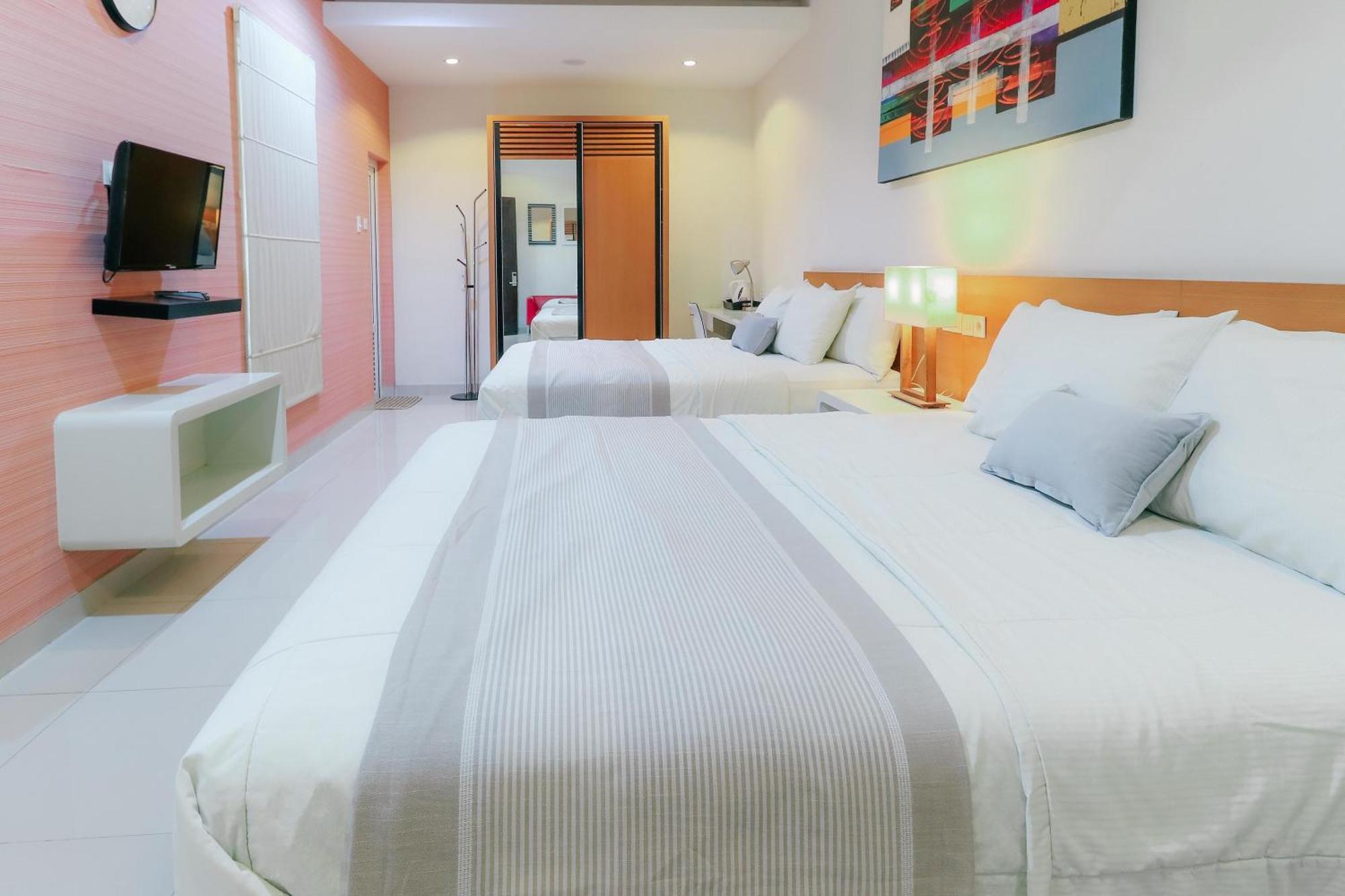 Home Guesthouse Surabaya Exterior photo