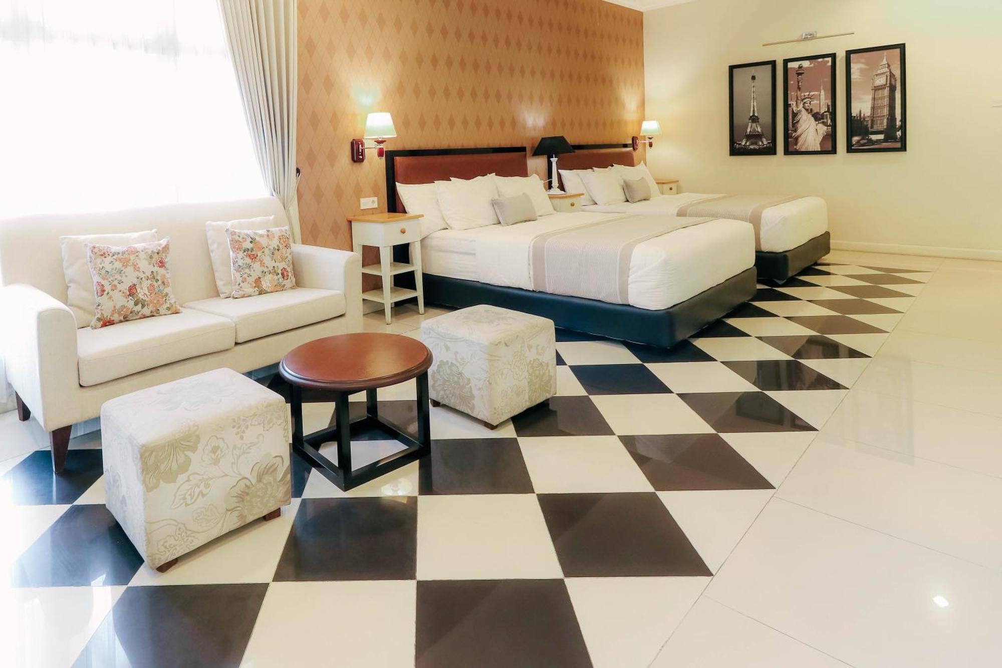 Home Guesthouse Surabaya Exterior photo