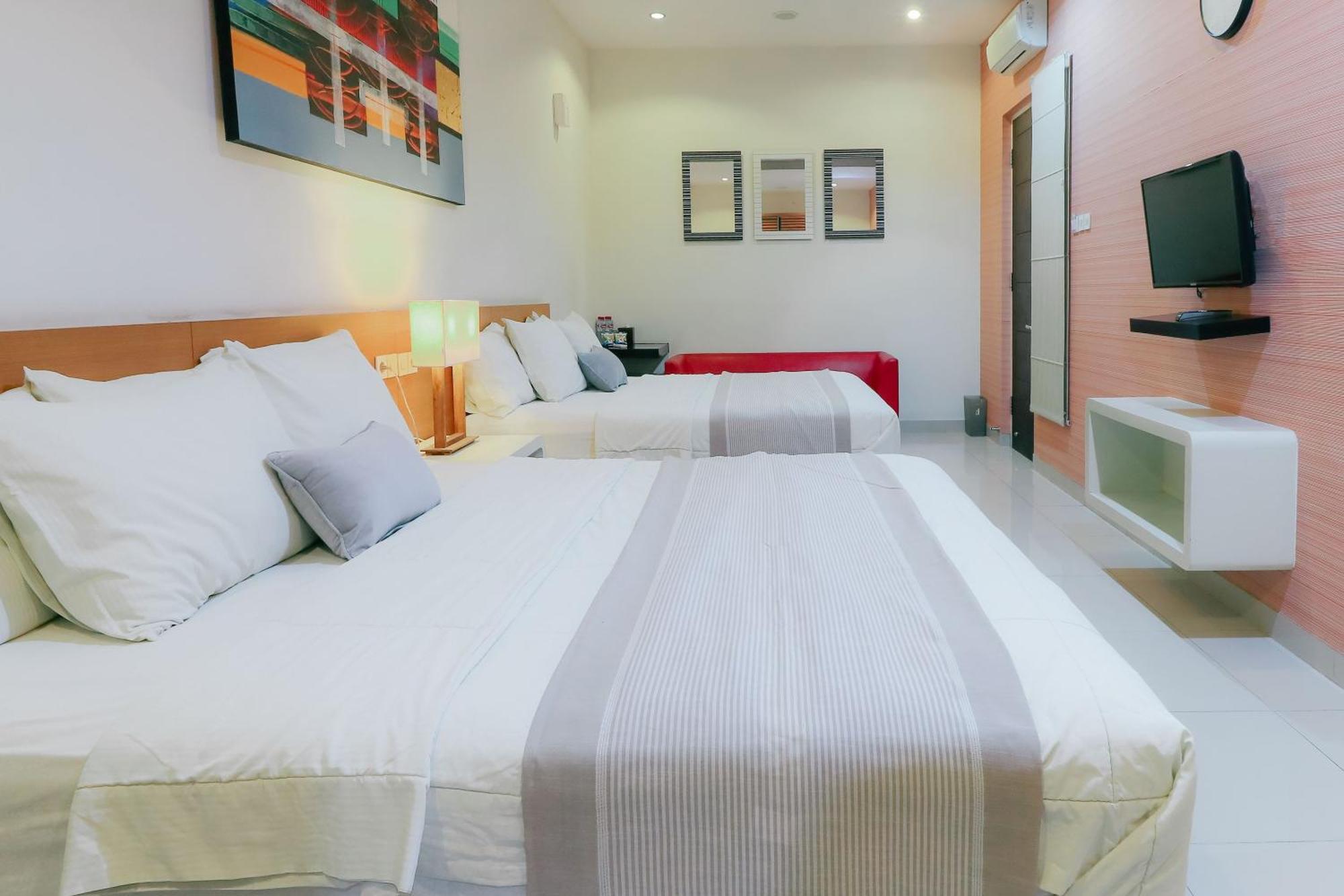 Home Guesthouse Surabaya Exterior photo