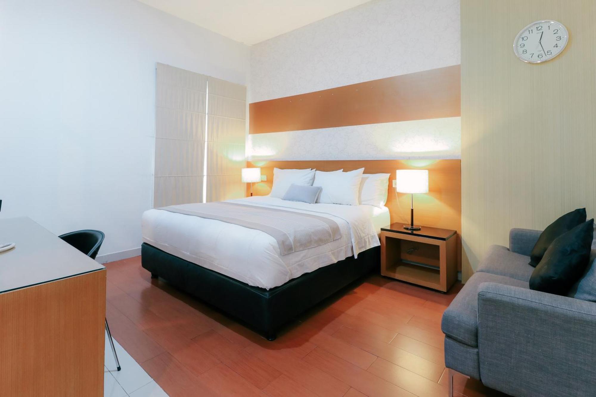 Home Guesthouse Surabaya Exterior photo