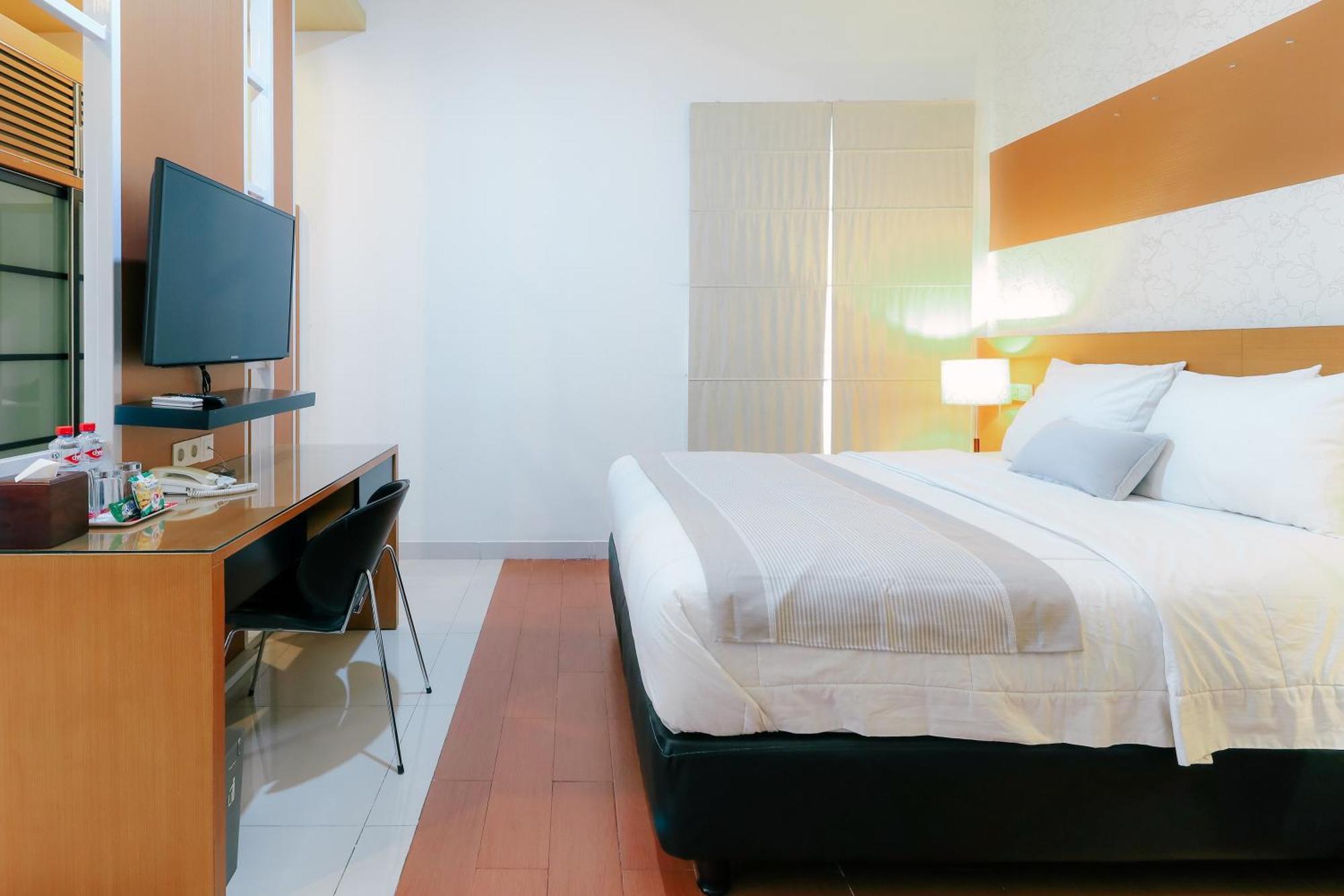 Home Guesthouse Surabaya Exterior photo