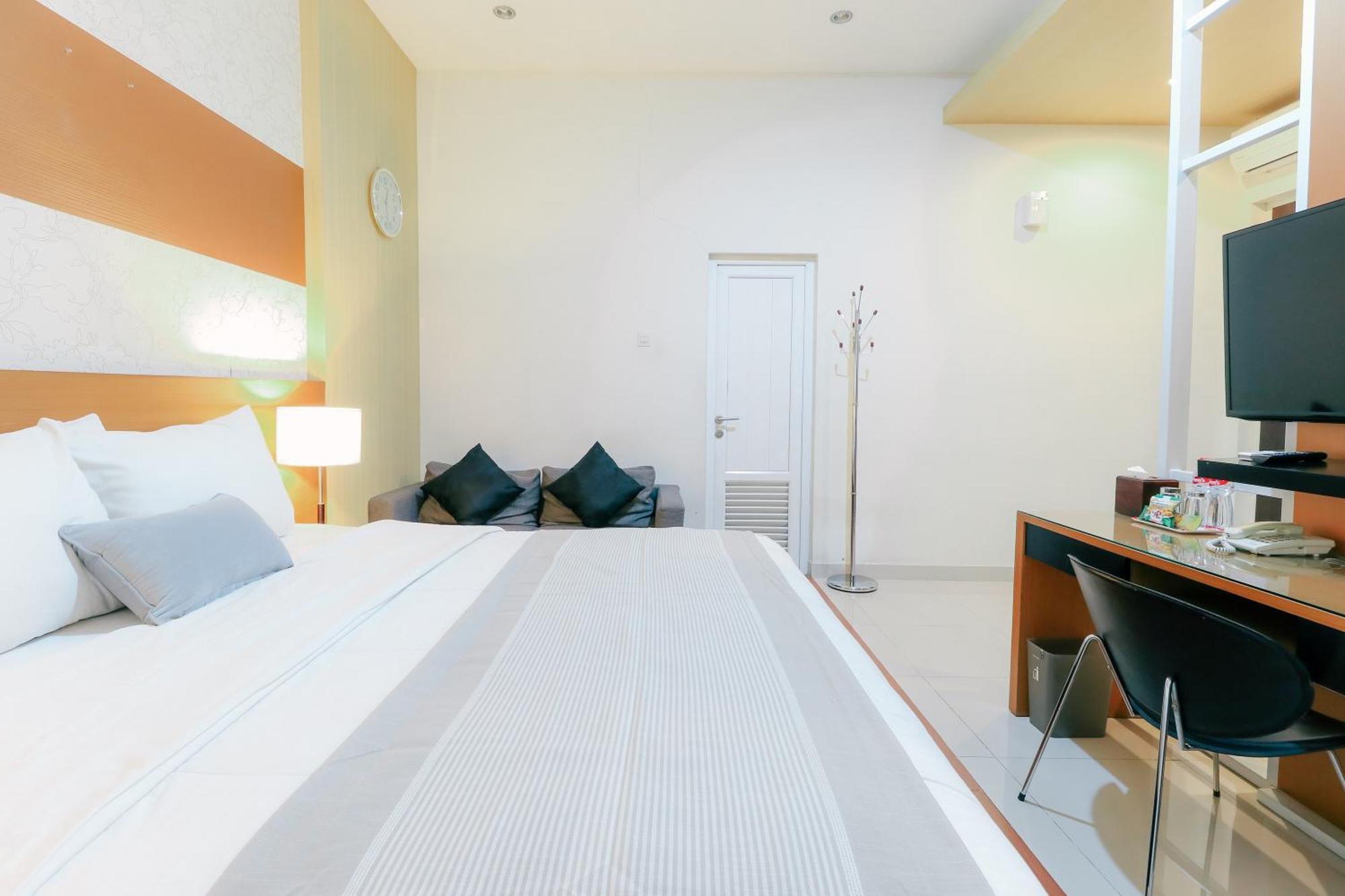 Home Guesthouse Surabaya Exterior photo