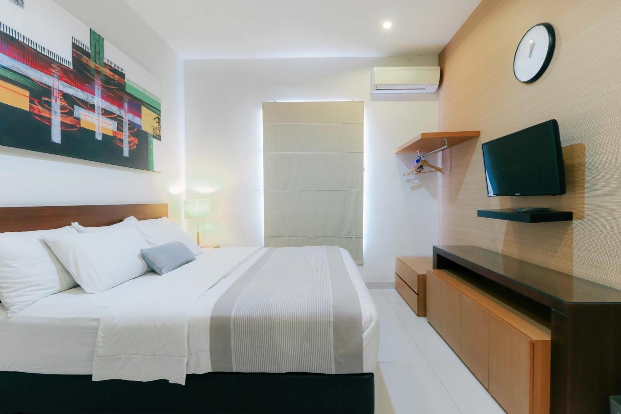 Home Guesthouse Surabaya Exterior photo